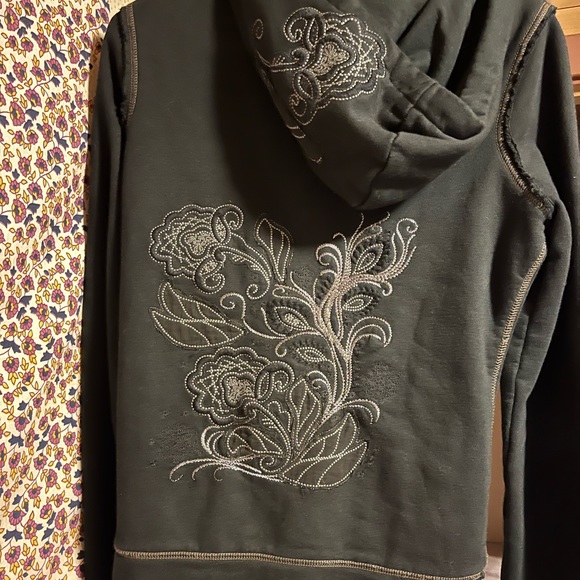 BNWOT “MISS ME JEANS” UNPLUGGED DISTRESSED HOODED SWEATSHIRT - Picture 4 of 5